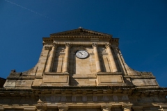 Autun-Gebaeude-mit-Uhr
