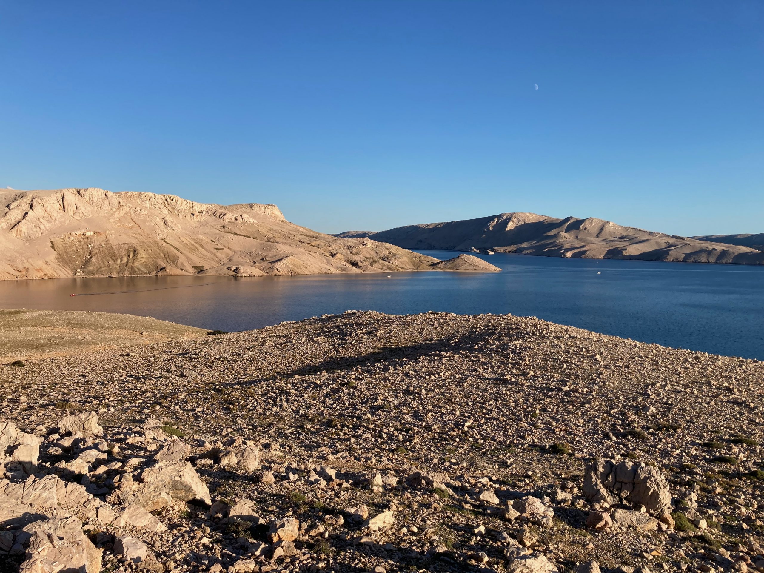 Life on Mars Trail auf der Insel Pag in Kroatien - Sicht über die Buchten